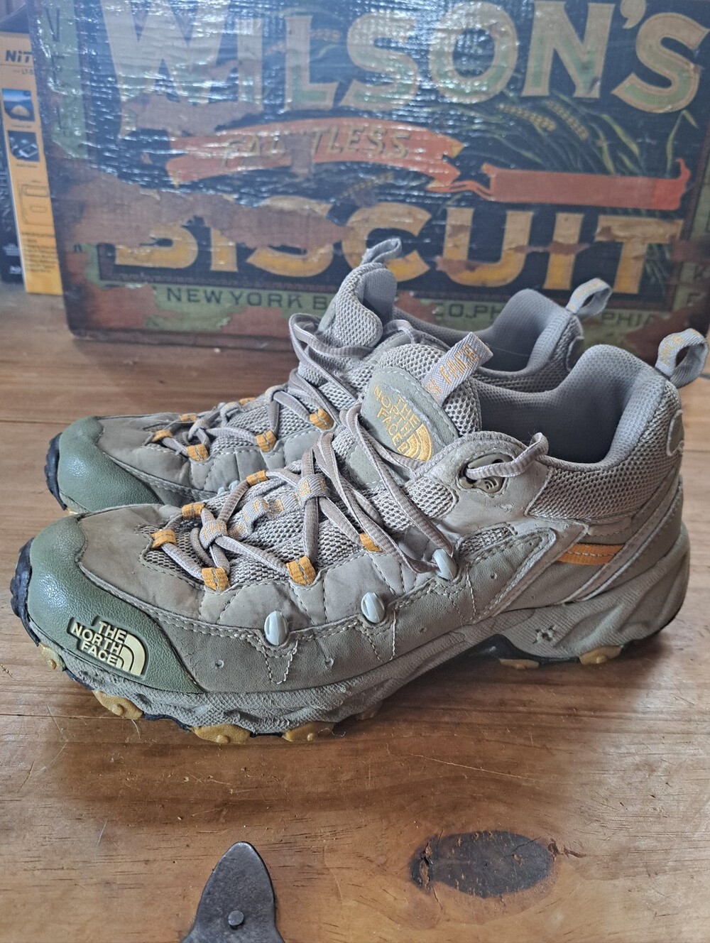 North Face Women's Ultra 104 GTX XCR Trail Hiking Shoes Size 8.5 Gray Green